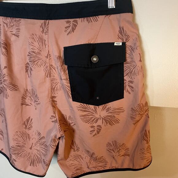 Vuori Cruise Men's Board Shorts Swim Trunks Men's Size 30 EUC - Picture 9 of 10